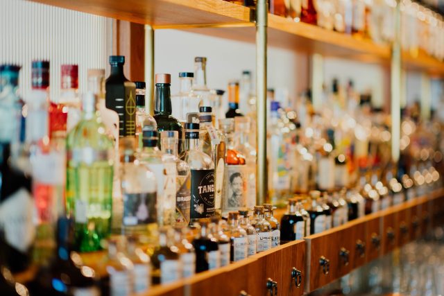 Alkohol by se měl danit více,  myslí si sociolog Daniel Prokop | foto: Chutter snap,  Unsplash,  Licence Unsplash