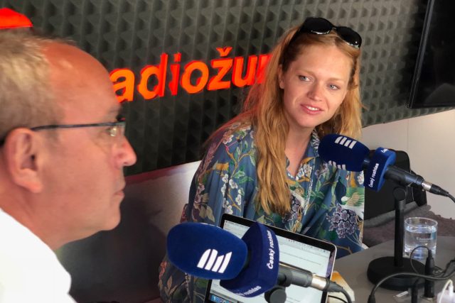 Ester Geislerová v karlovarském studiu Radiožurnálu.  | foto: Vladimír Kroc,  Český rozhlas,  Český rozhlas