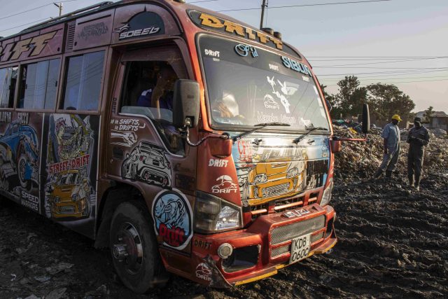 Matatu ve čtyřmilionovém Nairobi zajišťují asi 80 procent tamní veřejné dopravy | foto: Kateřina Havlíková,  Český rozhlas