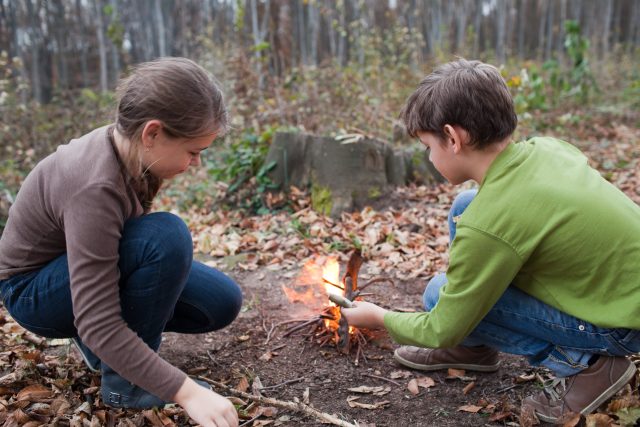 Tábor,  les,  děti,  skaut,  oheň,  rozdělávání,  prázdniny,  příroda | foto: Profimedia