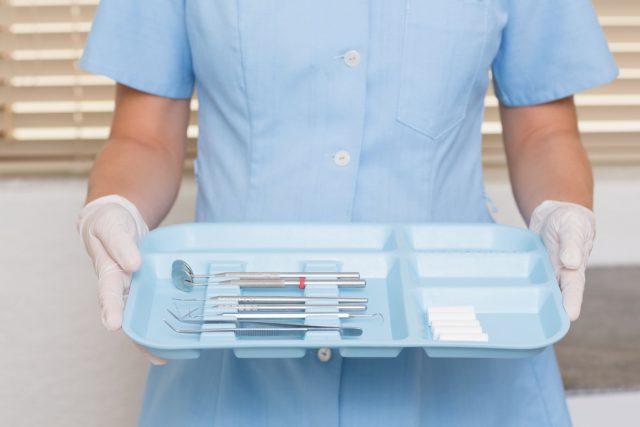 Zdravotní sestra v zubní ordinaci | foto: Shutterstock