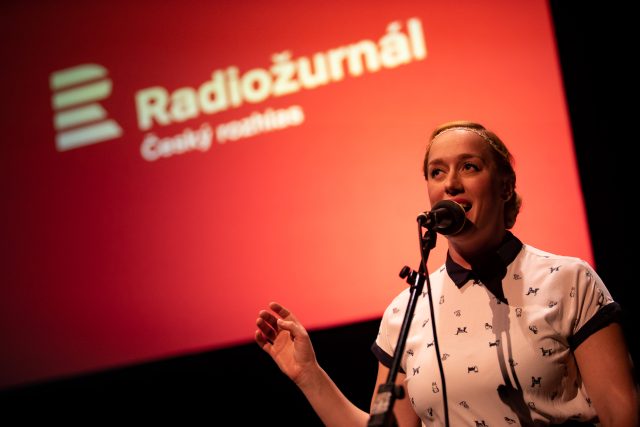 Anna Schmidtmajerová je akvabela,  akrobatka,  herečka,  zpěvačka a violoncellistka | foto: Jiří Šeda