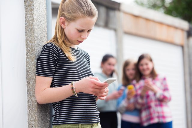 Je pravda,  že užívání sociálních sítí má větší negativní dopad na dívky než na chlapce? | foto: Shutterstock