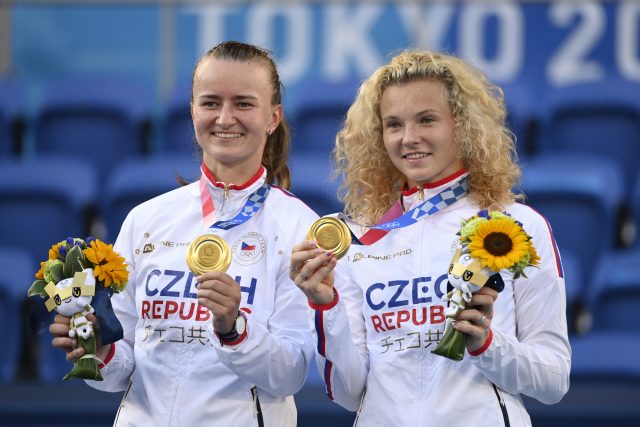 Tenistky Barbora Krejčíková a Kateřina Siniaková získaly na hrách v Tokiu zlatou medaili | foto: Ondřej Deml,  ČTK