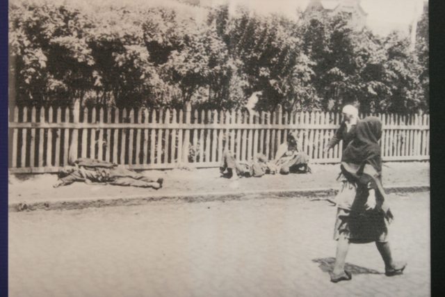 Mrtvoly vyhladovělých lidí v ulicích Charkova roku 1933 | foto: Fotobanka Profimedia