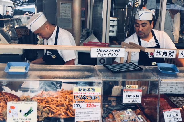 Čtyřicetistupňová vedra,  která sužují Tokio,  ohrožují i živobytí prodejců na největším rybím trhu světa - Tsukidži. | foto: David Jakš,  Český rozhlas,  Český rozhlas