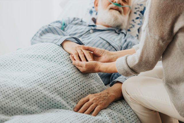 V okolních zemích je zákon o eutanázii spojen se zákonem o paliativní péči | foto: Shutterstock