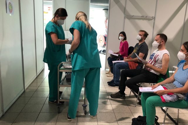 Očkování na brněnském výstavišti ve velkokapacitním centru | foto: Vlasta Gajdošíková,  Český rozhlas