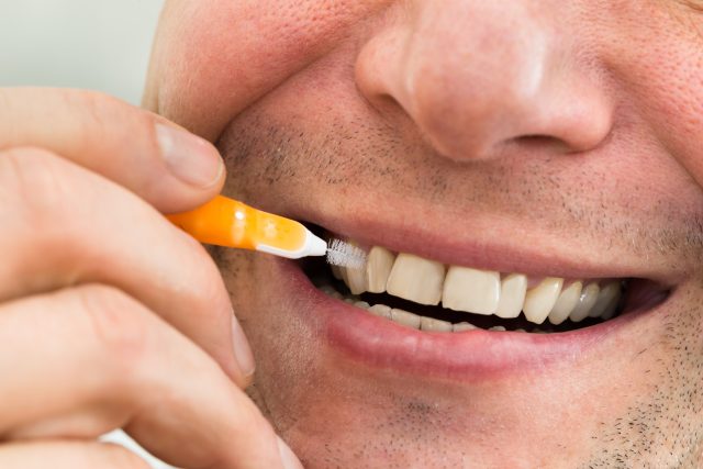 Čištění zubů mezizubním kartáčkem | foto: Profimedia
