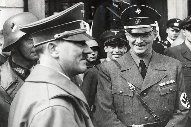 Adolf Hitler během cesty po Sudetech v rozhovoru s říšským komisařem pro Sudety Konradem Henleinem  (vpravo) 3. října 1938 | foto:  Scherl,  ČTK