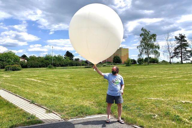 Balon se sondou vystoupá do výšky asi 35 kilometrů a pak praskne | foto: Matěj Skalický,  Český rozhlas