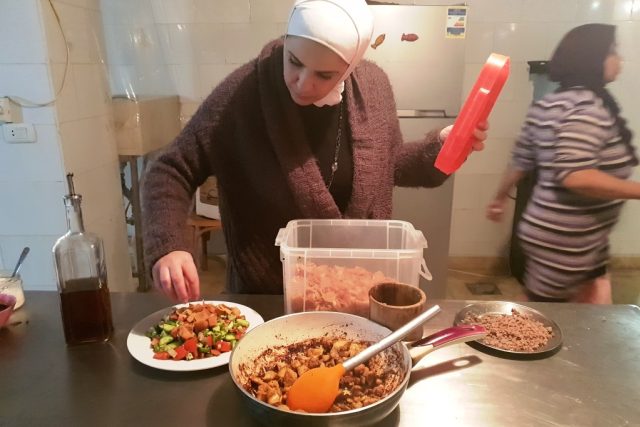 Fátin dochucuje jednu ze syrských specialit,  které vaří pro své egyptské zákazníky | foto: Štěpán Macháček,  Český rozhlas,  Český rozhlas