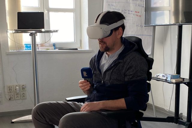 Vojtěch Koval ve firmě VR LIfe. „Sedl jsem si na židli a nasadil brýle na virtuální realitu.“ | foto: Český rozhlas