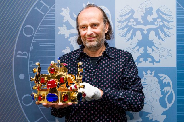 Šperkař Jiří Belda představuje kopii Svatováclavské koruny | foto: Michal Šula,  MAFRA / Profimedia