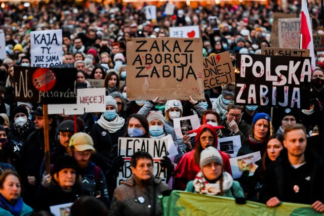 Protesty v polském městě Krakov proti smrti Izabely,  která v důsledku protipotratovému zákonu zemřela na sepsi | foto: Fotobanka Profimedia