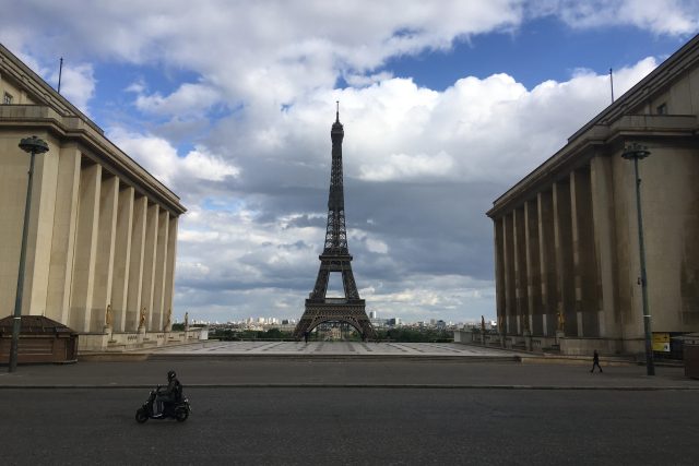 Eiffelovu věž si prohlížejí pouze místní. Okolo jezdí děti na kolech a koloběžkách | foto: Marie Sýkorová,  Český rozhlas