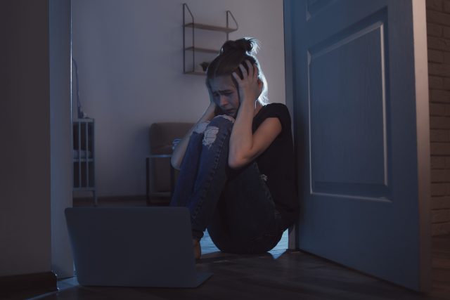 Kdo jsou sexuální predátoři,  kteří se na internetu zaměřují na chlapce a dívky?  (ilustrační foto) | foto: Profimedia