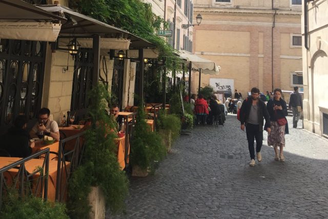 V centru Říma nemusíte posvačit jen pizzu nebo hranolky | foto: Martin Balucha,  Český rozhlas,  Český rozhlas