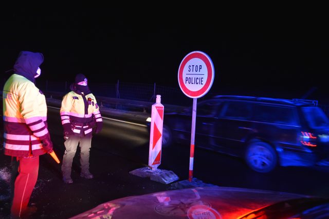 Na dálnici D6 kontrolovali policisté po půlnoci na 12. února 2021 řidiče na hranici obou okresů u Kynšperka nad Ohří | foto: Slavomír Kubeš,  ČTK