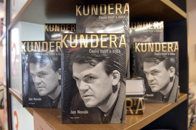 Kniha s názvem Kundera: Český život a doba. Životopis spisovatele Milana Kundery napsal Jan Novák | foto: Kateřina Šulová,  ČTK
