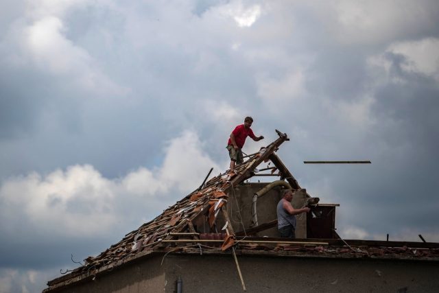 Jižní Morava po zásahu tornádem | foto: Profimedia