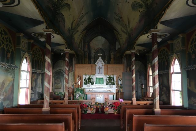 Vnitřek malého kostela ve městě Honaunau | foto: Martina Pouchlá,  Český rozhlas,  Český rozhlas