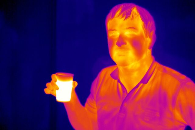 Termogram člověka,  který drží horký nápoj | foto: Západočeská univerzita v Plzni