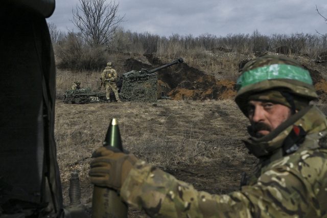 Ukrajinští vojáci poblíž frontové linie u Bachmutu | foto: Profimedia