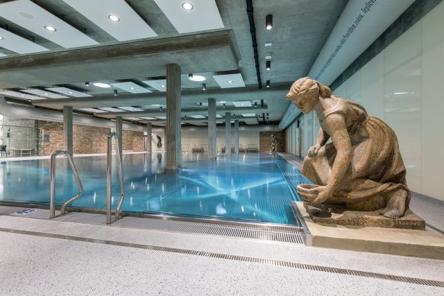 Velký bazén s léčivou vodou a prvky z kamene,  skla a kovu v Lázních Teplice | foto: Archiv Lázní Teplice