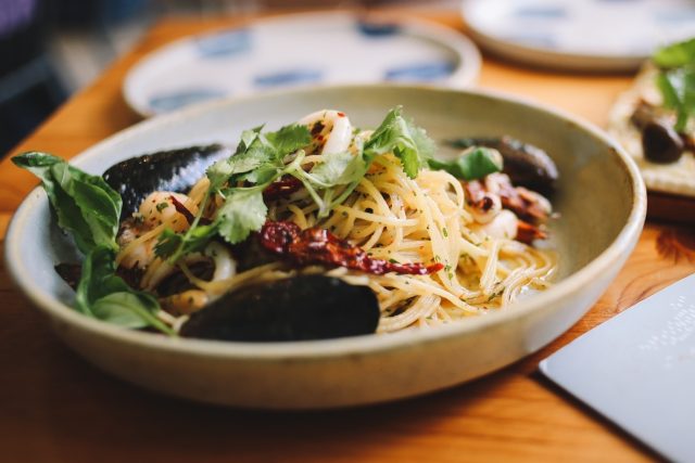 Mořské plody,  saláty,  méně masa a suroviny dodávané v ekologických obalech. To je příspěvek restaurace Asia v Oslu udržitelnému rozvoji. | foto:  Fotobanka Pxhere,  CC0 1.0