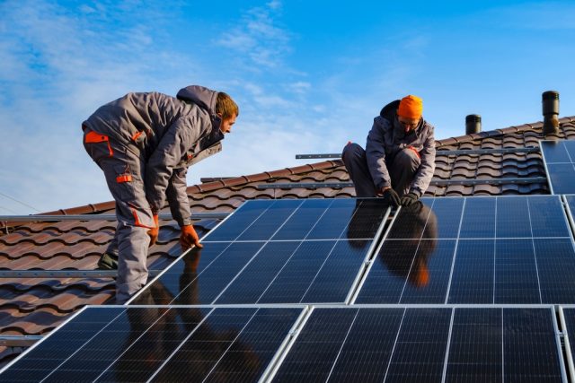 Instalace fotovoltaických panelů je jedním z řešení vysokých cen za energie. | foto: Shutterstock