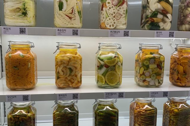 Zelenina je v lahvích s kimči vyskládaná do dekorativních obrazců | foto: Jana Magdoňová,  Český rozhlas