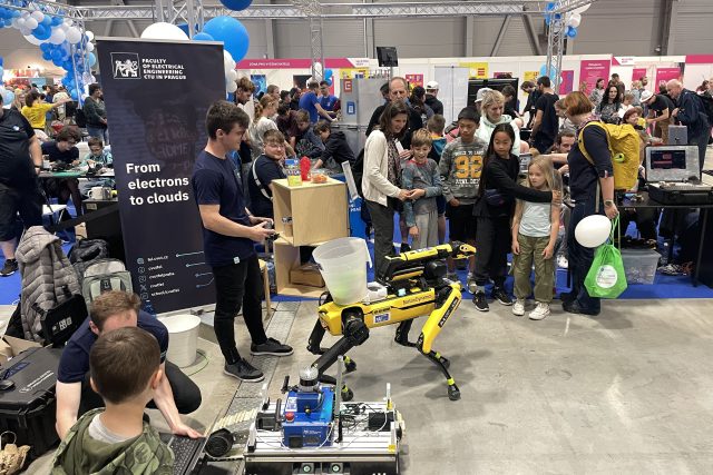 Návštěvníci Veletrhu vědy si mohli roboty z týmu FEL ČVUT nejen prohlédnout,  ale i vyzkoušet | foto: Martin Pařízek,  Český rozhlas