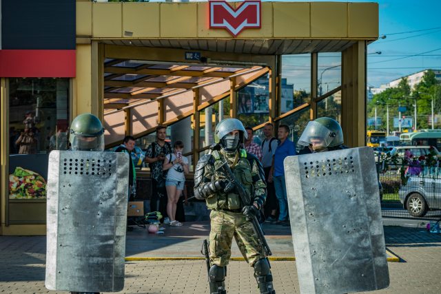 Bělorusko; protesty v ulicích a dozor policistů před vstupem do metra | foto: Fotobanka Profimedia