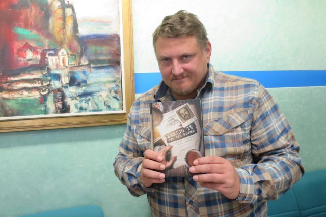 Publicista Ondřej Krotil se svou knihou o Ivanu Roubalovi | foto: Milan Baják,  Český rozhlas