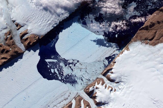 Grónský ledovec o velikosti Aljašky má teď led tlustý místy až tři kilometry. Podle vědců taje nejrychleji za posledních 400 let. | foto: NASA