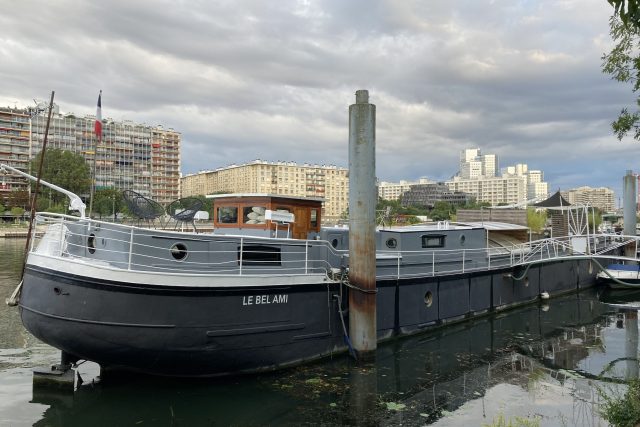 Christianova loď Le Bel Ami kotví v oblasti Boulogne na okraji Paříže | foto: Martin Balucha,  Český rozhlas