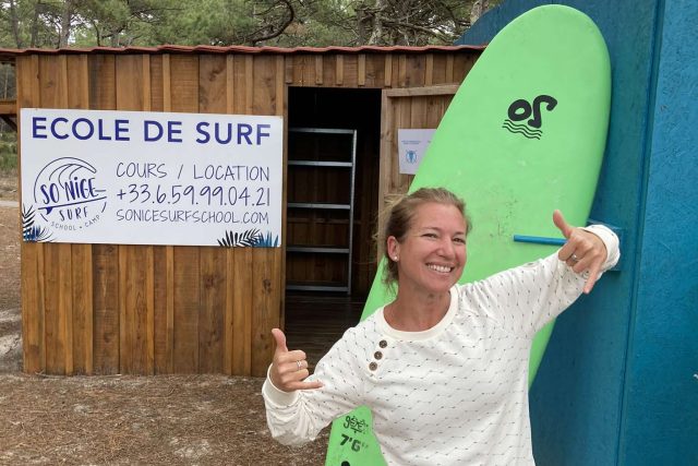 Spolumajitelkou surfařské školy na pláži La Porge je Solene,  původní profesí učitelka tělocviku | foto: Martin Balucha,  Český rozhlas