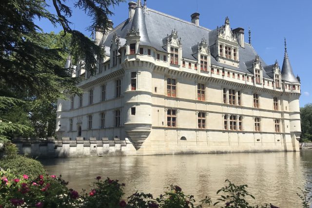 Renesanční vodní zámek Azay-le-Rideau připomíná českou Červenou Lhotu | foto: Marie Sýkorová,  Český rozhlas