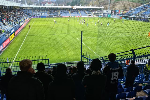 Hostující sektor na stadionu U Nisy obsadili fanoušci Hradce Králové | foto: Jaroslav Plašil,  Český rozhlas