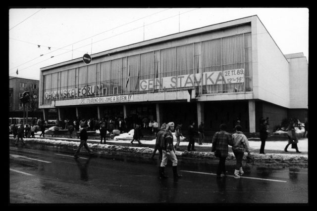 Městské divadlo Zlín v listopadu 1989 | foto: Městské divadlo Zlín