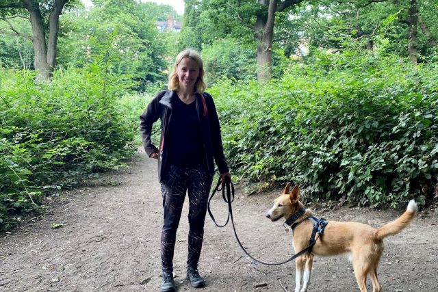 Lucie je profesionální dogwalker,  tedy venčička psů | foto: Jaromír Marek,  Český rozhlas,  Český rozhlas