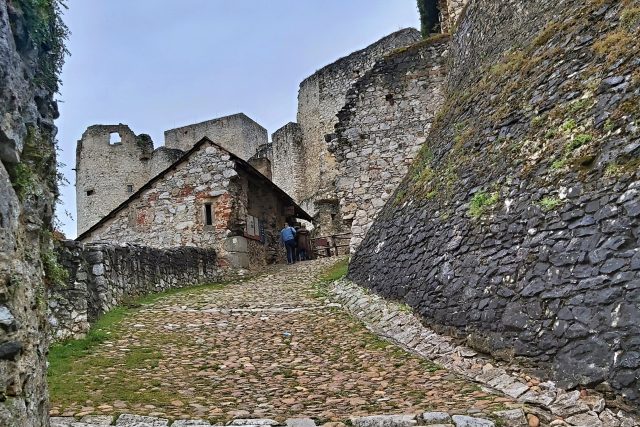 Letos lidé navštěvovali zejména zříceniny jako například hrad Rabí  | foto: Jitka Englová,  Český rozhlas Plzeň