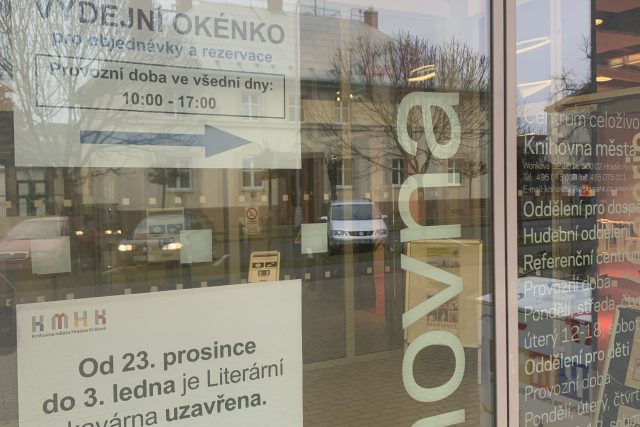 Výdejní okénka knihoven jsou jednou ze změn,  kterou přináší nový nouzový stav | foto: Eliška Horáková