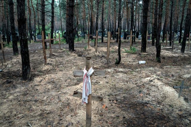Neidentifikované hroby civilistů a ukrajinských vojáků na hřbitově v nedávno znovudobyté oblasti Izjum na Ukrajině | foto: Evgeniy Maloletka,  ČTK / AP