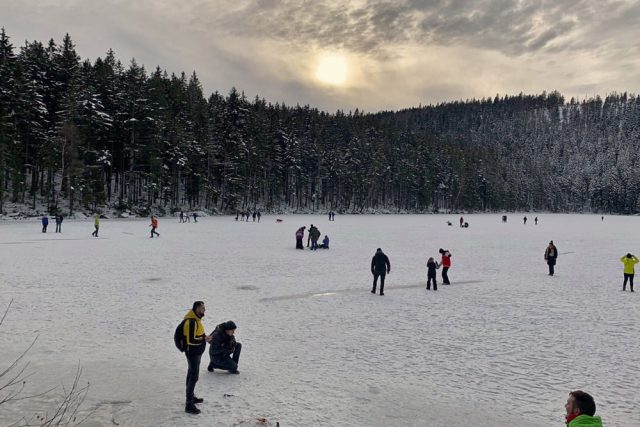 Čertovo jezero na Šumavě pod náporem turistů o prvním víkendu roku 2021 | foto: archiv Správy NP Šumava