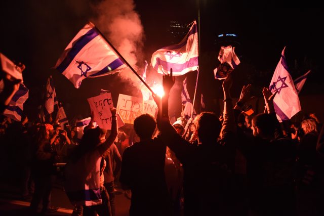 Proti reformě soudnictví lidé v Izraeli protestují několik týdnů | foto: Gili Yaari,  Reuters Connect