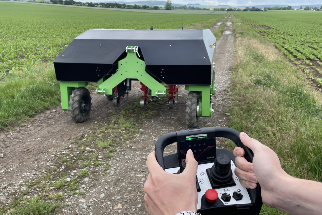 Na pole u Litovle na Olomoucku tento týden poprvé zkušebně vyjel autonomní zemědělský robot nazvaný Cronos Quadro | foto: Ondřej Vaňura,  Český rozhlas