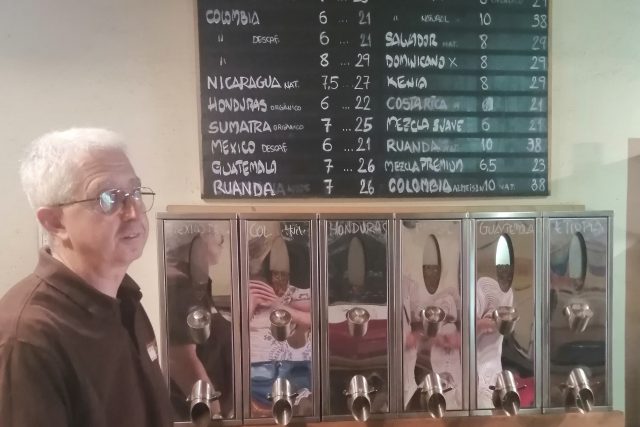 Pan Gilberto,  majitel voňavého kávového obchodu či spíše pražírny | foto: Ľubica Zlochová,  Český rozhlas
