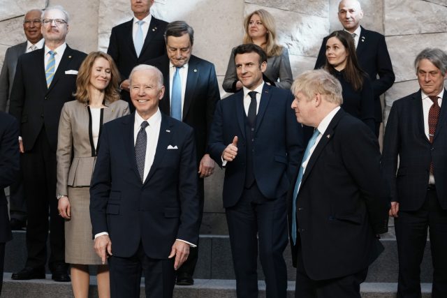 Americký prezident Joe Biden,  francouzský prezident Emmanuel Macron a britský premiér Boris Johnson na summitu NATO v Bruselu | foto: Thibault Camus,  ČTK/AP